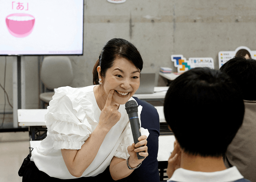 Lớp học nụ cười thu hút người dân Nhật Bản
