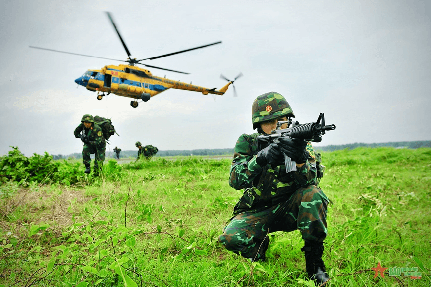 Lực lượng đặc công, trinh sát đặc nhiệm huấn luyện nhảy dù