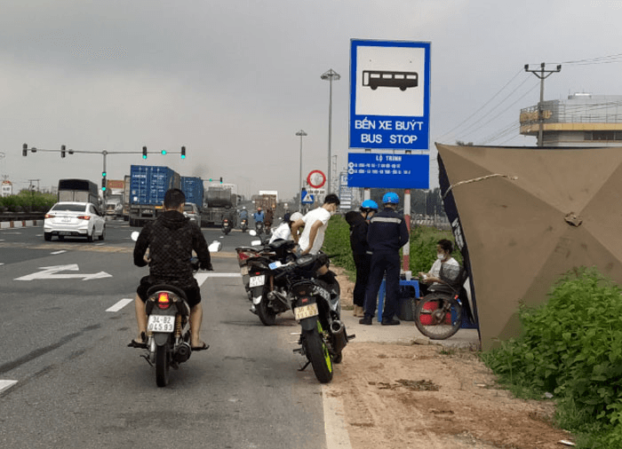 Thư về tòa soạn: Điểm dừng xe buýt thành nơi bán hàng