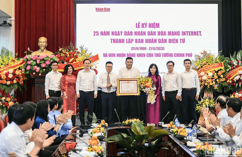 Báo Nhân Dân điện tử kỷ niệm 25 năm thành lập và đón nhận Bằng khen của Thủ tướng Chính phủ