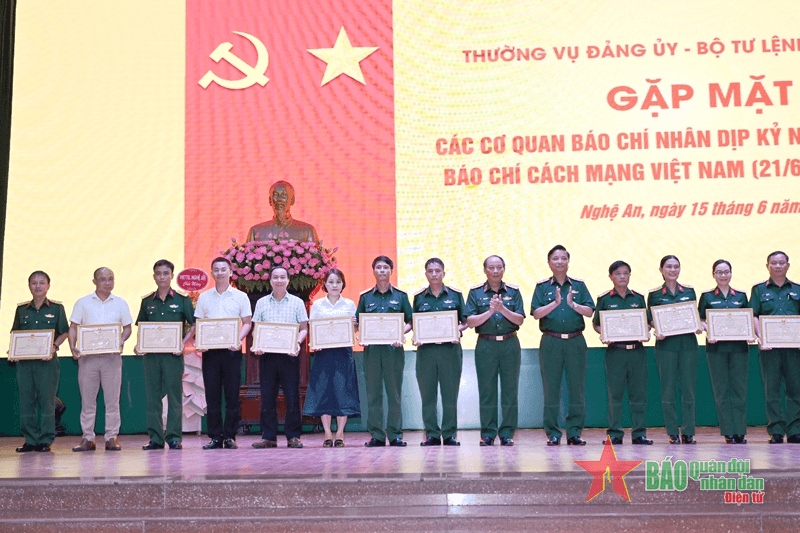 Thường vụ Đảng ủy, Bộ tư lệnh Quân khu 4 gặp mặt các cơ quan báo chí