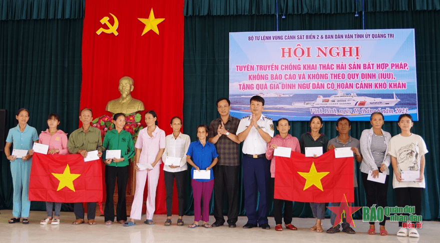 Vùng Cảnh sát biển 2 tuyên truyền chống khai thác hải sản bất hợp pháp, không báo cáo và không theo quy định