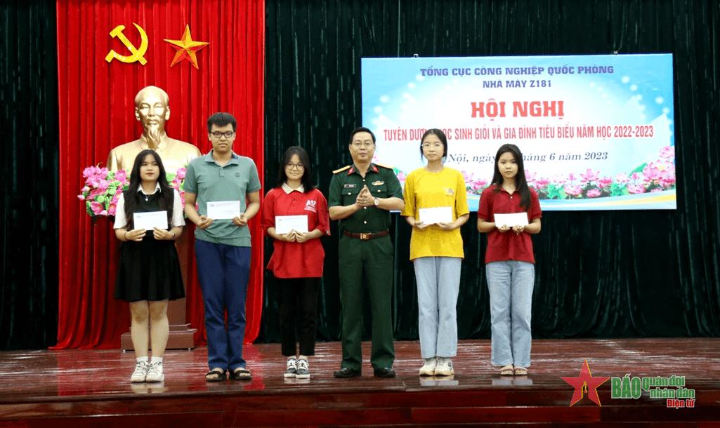 Nhà máy Z181 tuyên dương học sinh giỏi và gia đình quân nhân tiêu biểu
