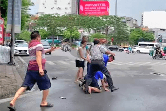 Hà Nội: Khởi tố vụ án, khởi tố bị can 2 đối tượng cản trở, hành hung phóng viên khi tác nghiệp
