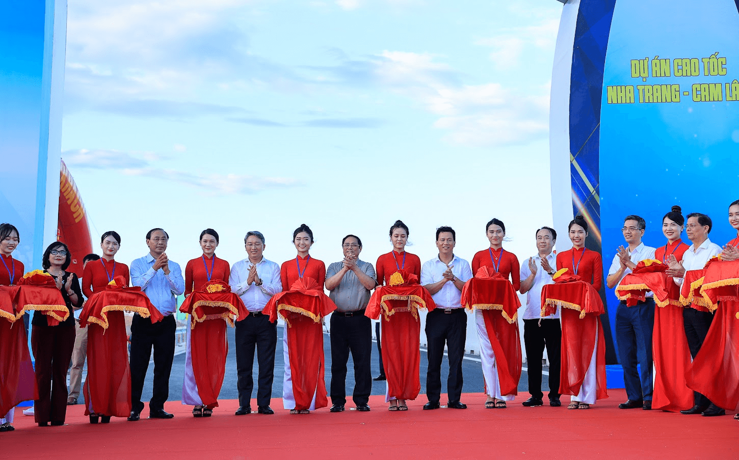 Thủ tướng Phạm Minh Chính cắt băng khánh thành cao tốc Vĩnh Hảo-Phan Thiết và Nha Trang-Cam Lâm