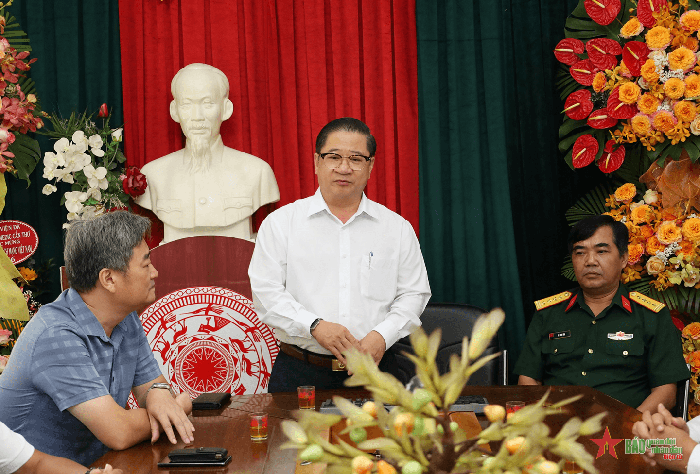 Lãnh đạo thành phố Cần Thơ chúc mừng cơ quan Báo chí Quân đội nhân ngày 21-6