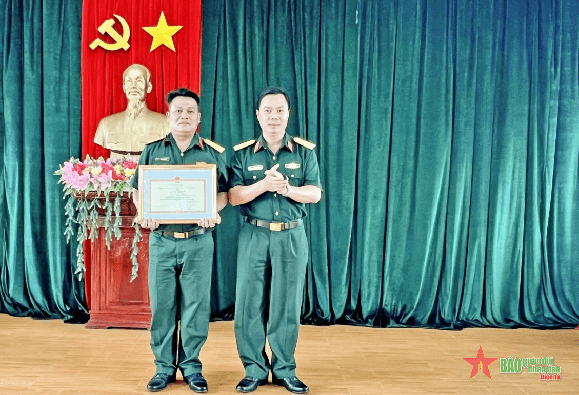 Thiếu tá Bùi Tấn Trình dũng cảm cứu người