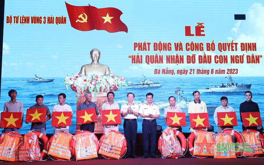 Vùng 3 Hải quân nhận đỡ đầu 12 con ngư dân
