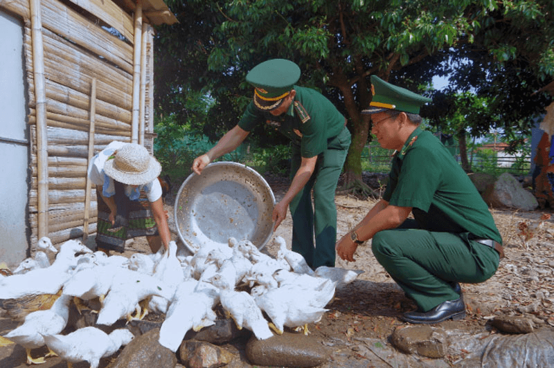 Trao “cần câu” giúp người dân biên giới thoát nghèo