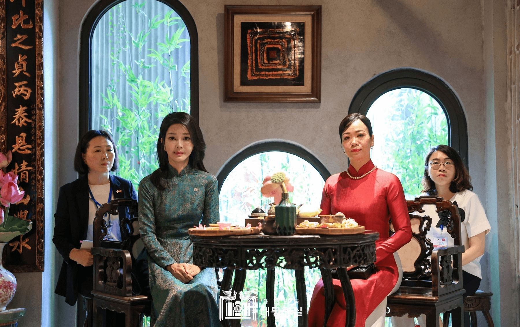 Phu nhân Chủ tịch nước và Phu nhân Tổng thống Hàn Quốc xem trình diễn áo dài