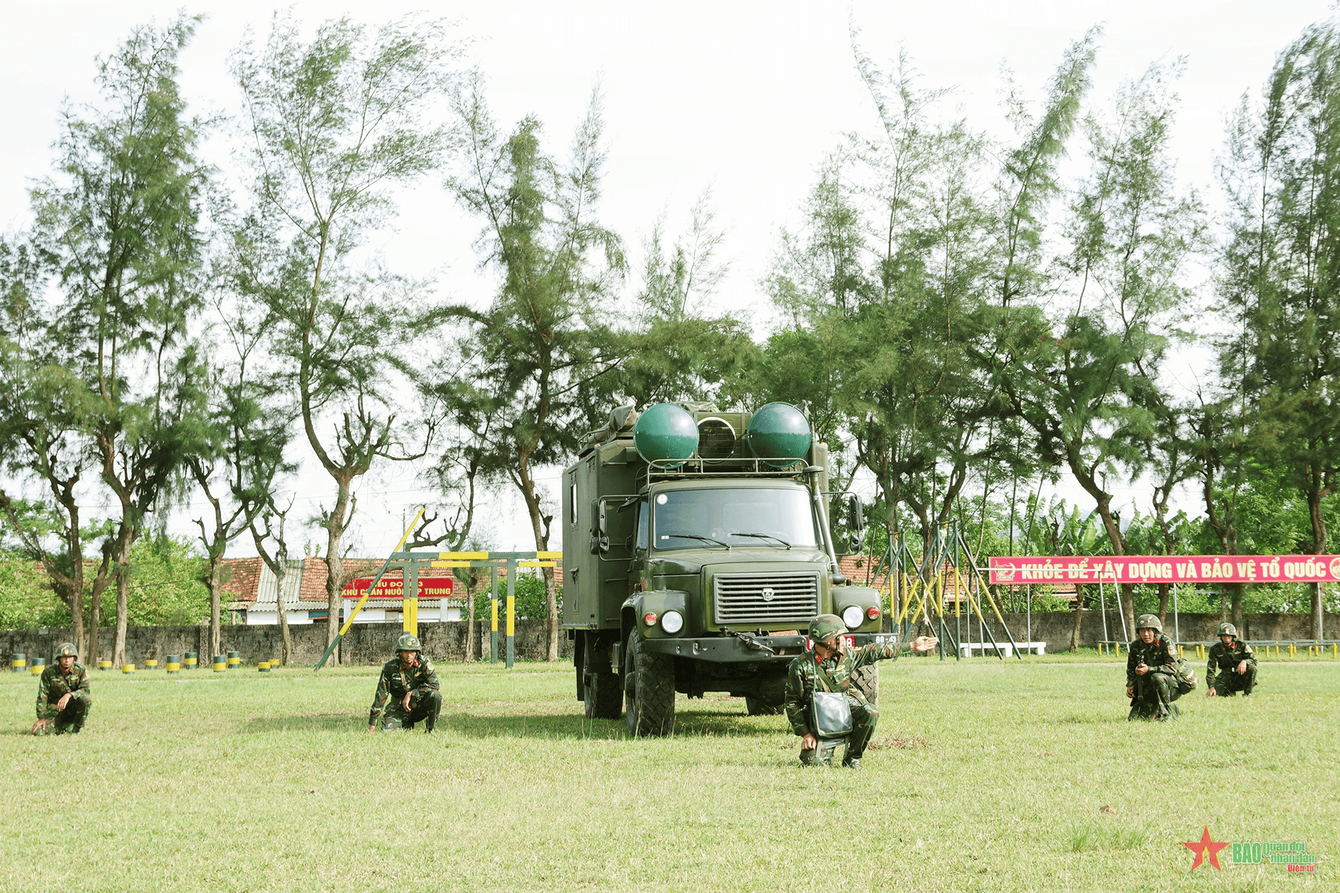 Đội tuyển Thông tin cơ động tinh nhuệ Quân khu 4 tôi luyện