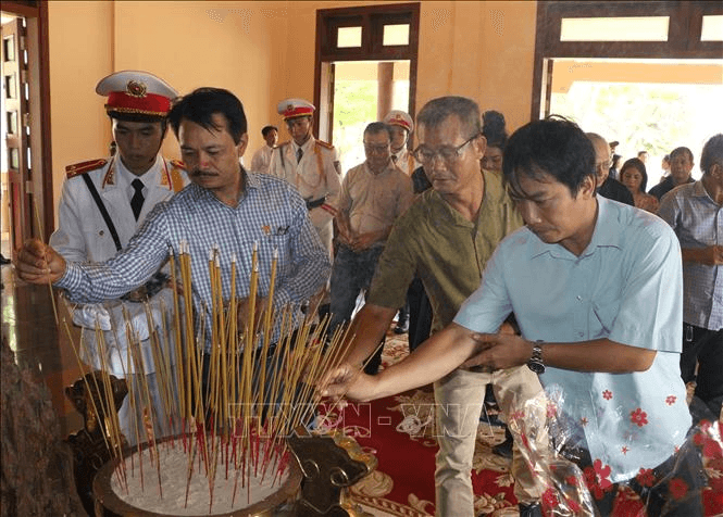 Dâng hương tưởng niệm 15 năm Ngày mất Thủ tướng Võ Văn Kiệt

​