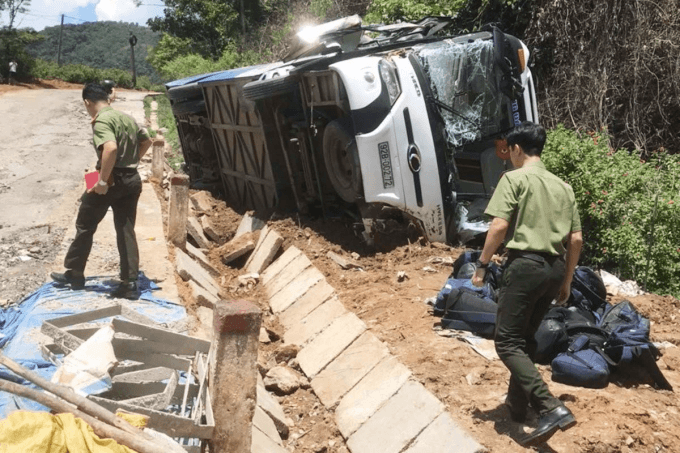 Xe khách chở Câu lạc bộ bóng đá trẻ Quảng Nam đã bị mất phanh khi đổ đèo