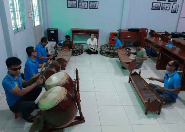 Người khiếm thị chơi nhạc ngũ âm