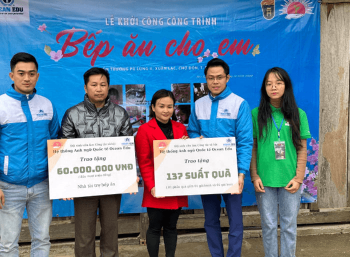 Trao yêu thương tới người nghèo