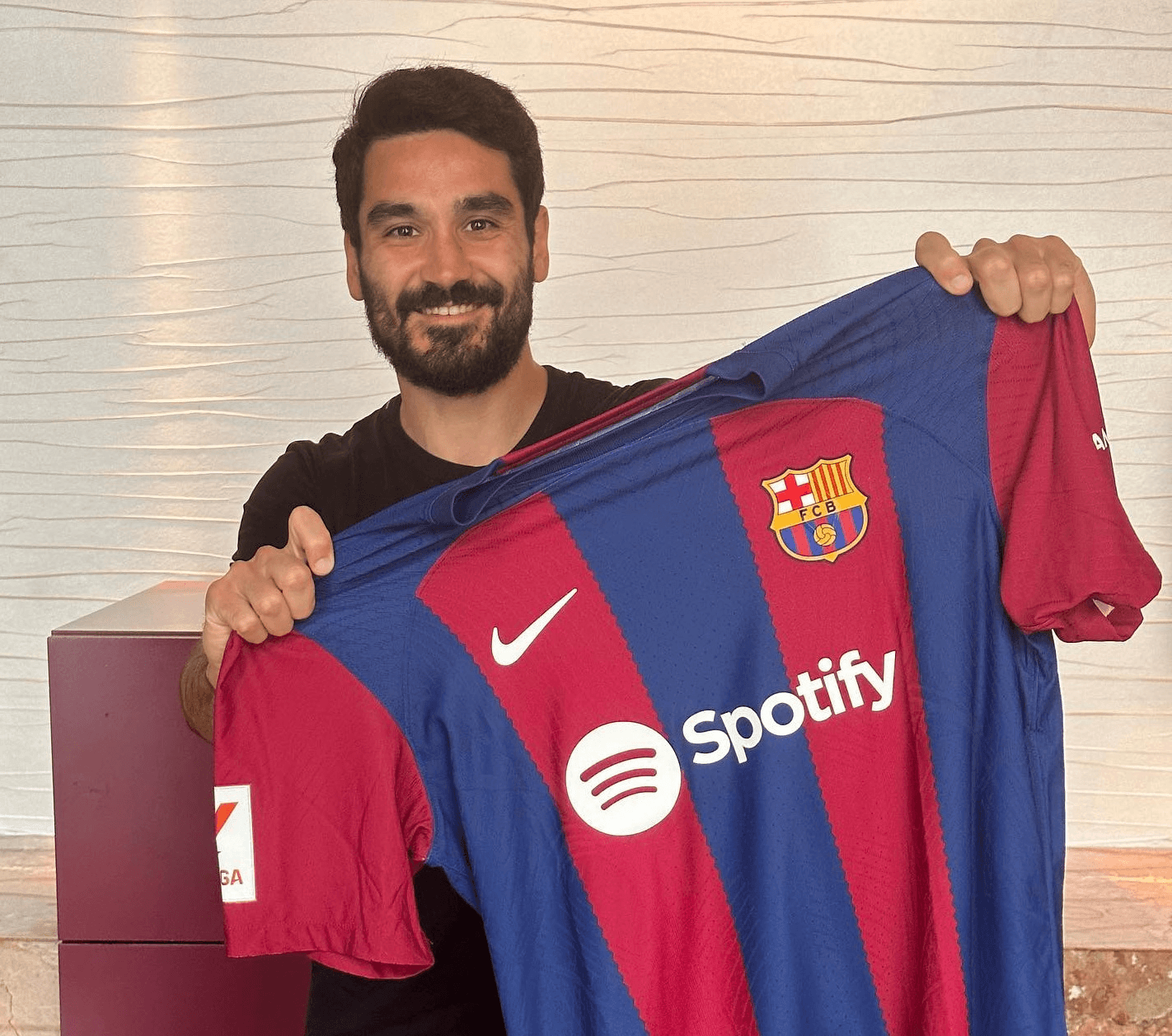 Chuyển nhượng bóng đá: Barca chiêu mộ thành công đội trưởng của Man City