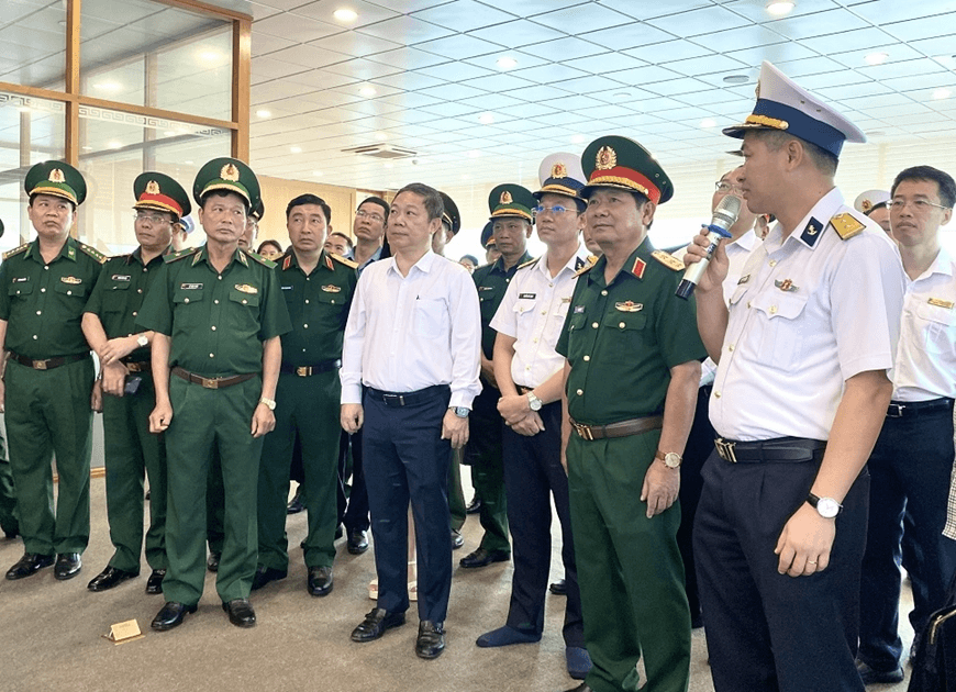 Thượng tướng Lê Huy Vịnh kiểm tra, làm việc với Bộ đội biên phòng TP Hồ Chí Minh về cải cách hành chính, chuyển đổi số tại cảng biển