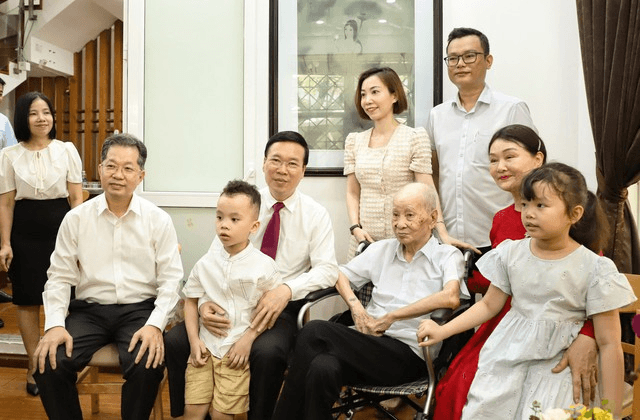 Chủ tịch nước Võ Văn Thưởng thăm gia đình văn hóa tiêu biểu tại Đà Nẵng