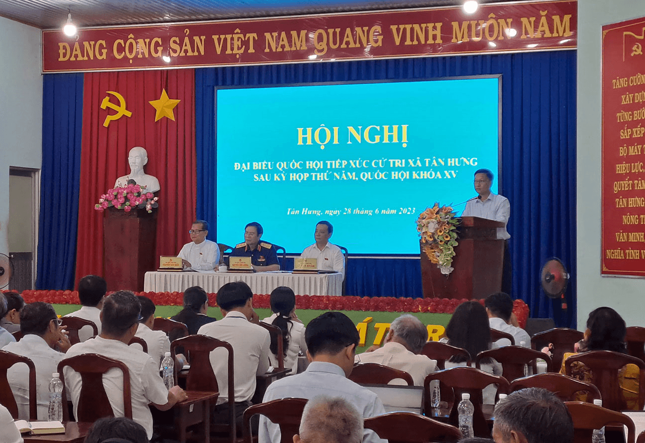 Thượng tướng Nguyễn Tân Cương tiếp xúc cử tri tại tỉnh Bình Dương