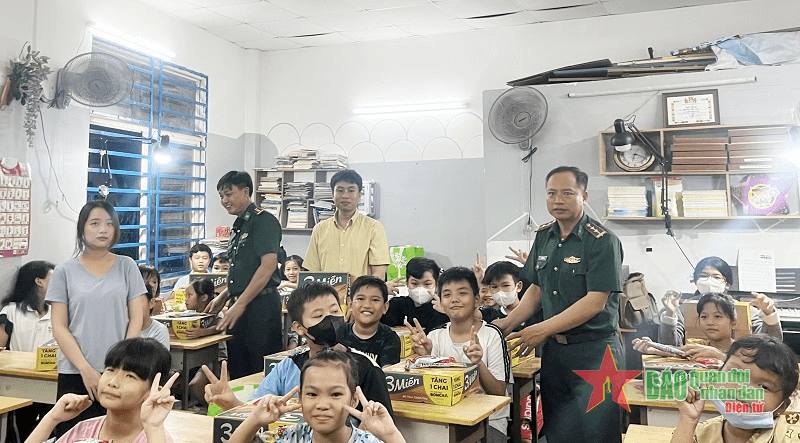 Thầy giáo biên phòng của trẻ em nghèo