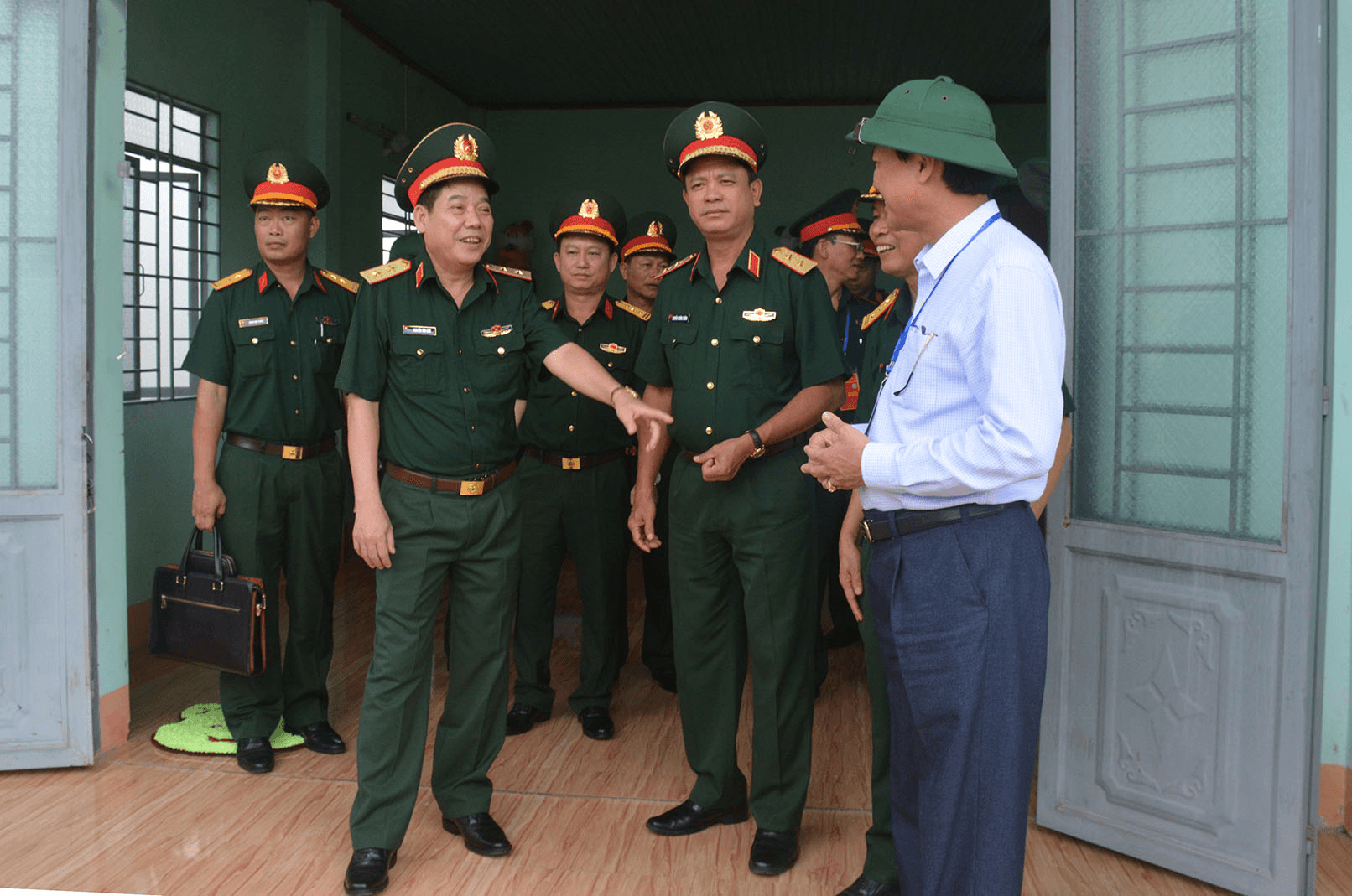 Tham quan mô hình điểm về công tác quốc phòng địa phương trên địa bàn Quân khu 7