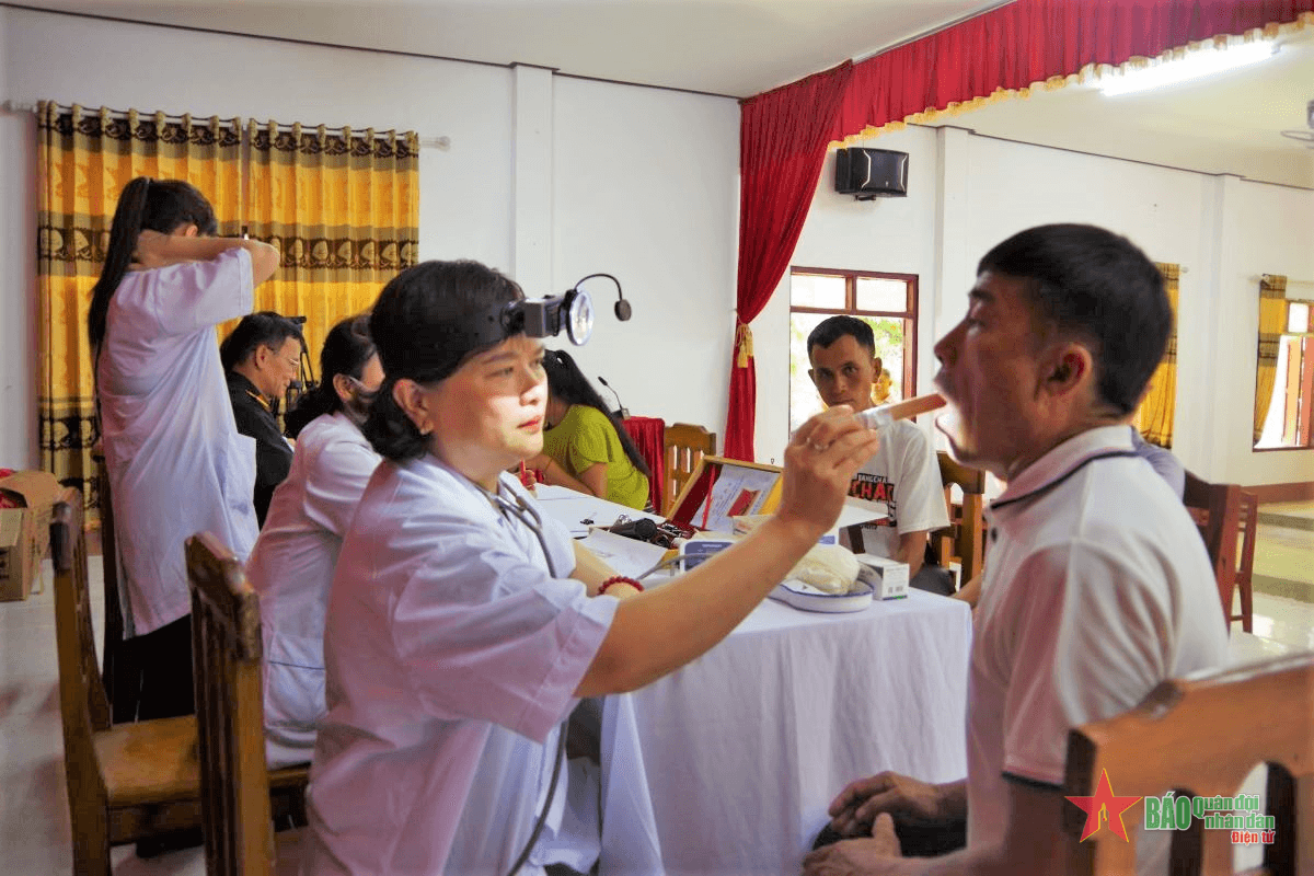 Bộ CHQS tỉnh Sơn La thăm, khám sức khỏe, cấp thuốc miễn phí cho nhân dân Lào