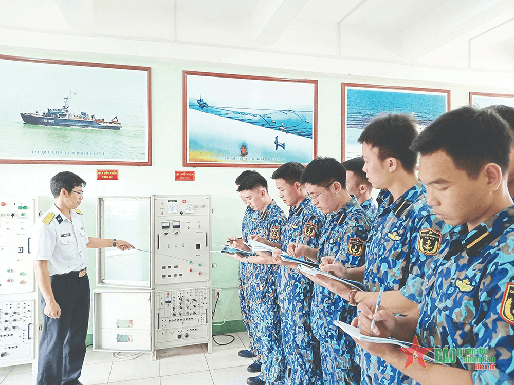 Truyền thụ kinh nghiệm chiến đấu cho học viên