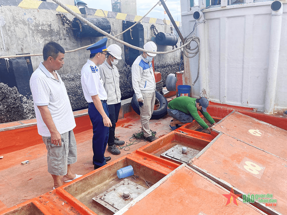 Cảnh sát biển phát hiện, bắt giữ tàu vận chuyển dầu D.O trái phép