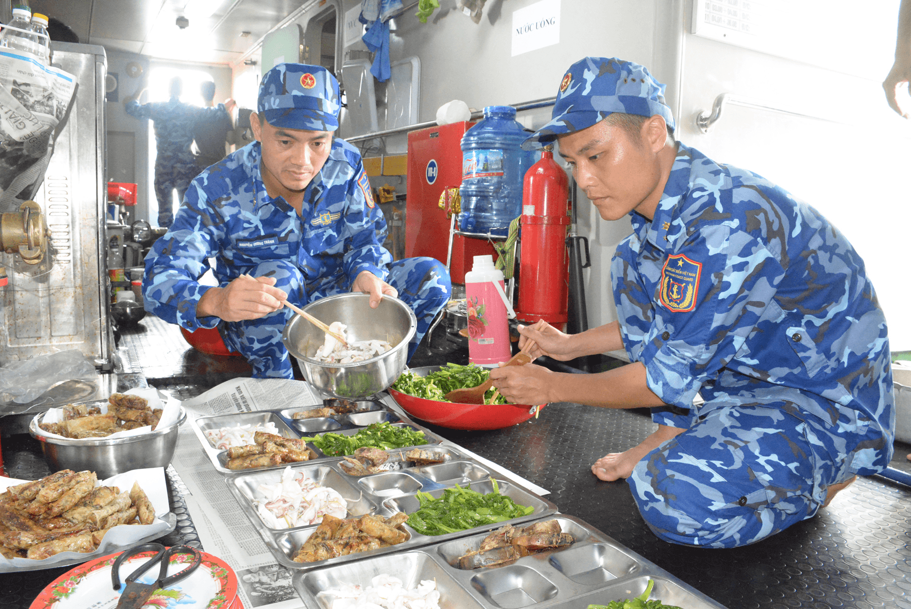 Những “anh nuôi” tận tụy trên Tàu Cảnh sát biển 4038