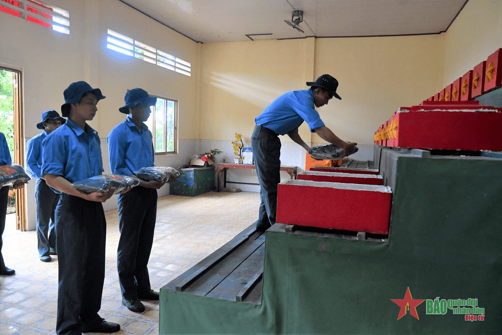 Kiên Giang và An Giang đón 76 hài cốt liệt sĩ quân tình nguyện Việt Nam về nước