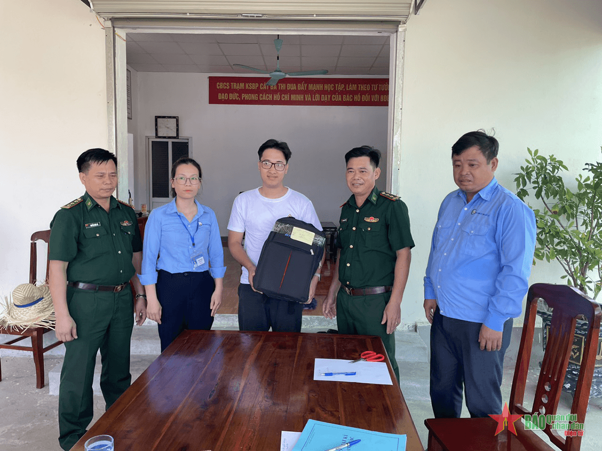Đồn Biên phòng Cát Bà: Trả lại tài sản và tiền mặt trị giá gần 50 triệu đồng cho khách du lịch