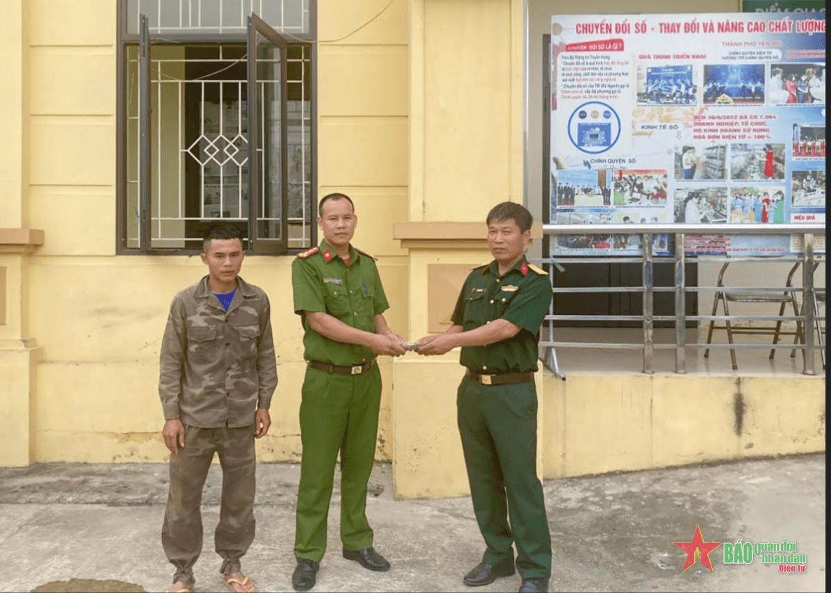 Quản giáo và phạm nhân Trại tạm giam Quân khu 2 trả lại hơn 50 triệu đồng cho người đánh rơi