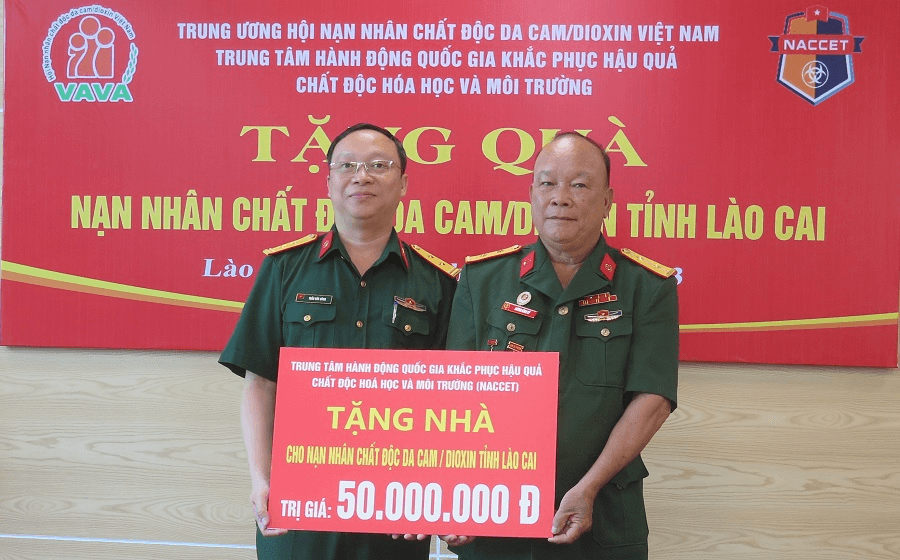 Tặng quà nạn nhân chất độc da cam tại tỉnh Lào Cai