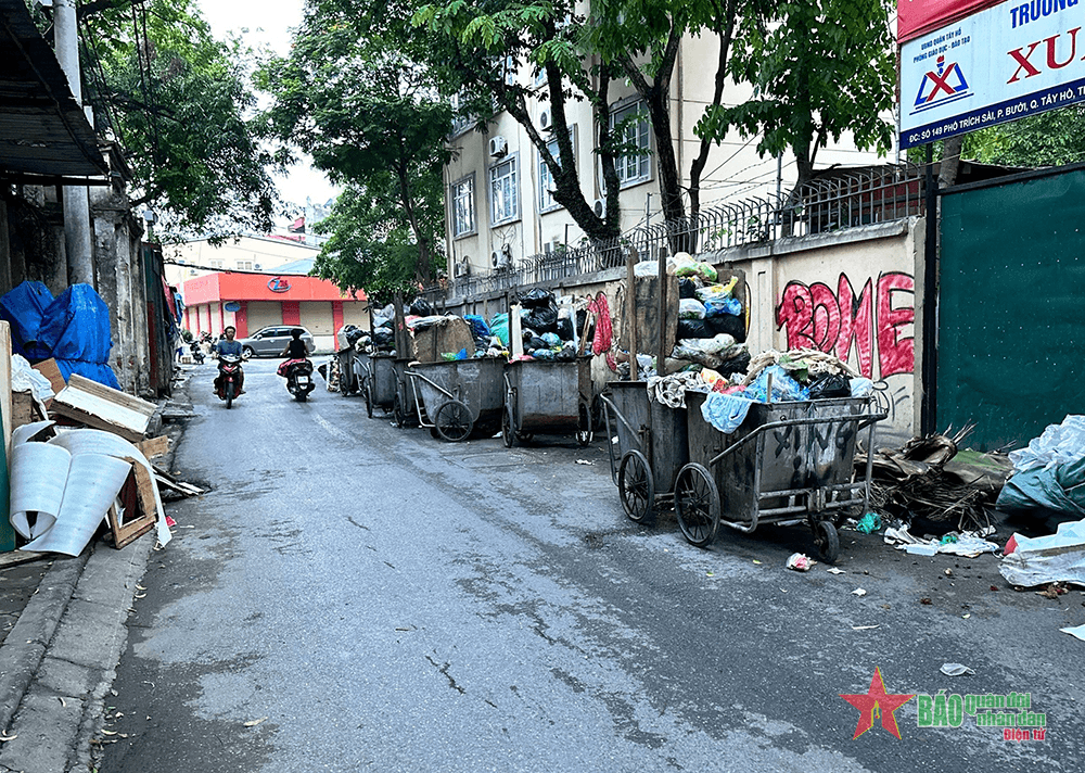 Cản trở giao thông vì xe rác lấn chiếm lòng đường