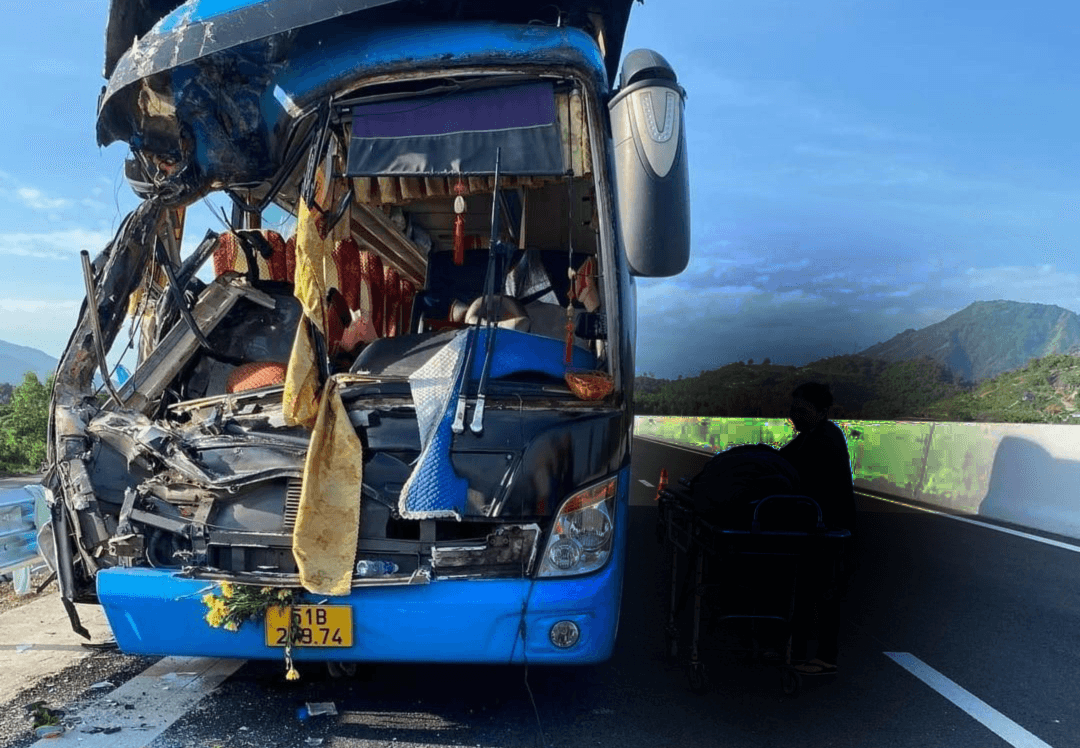 Xe khách va chạm xe tải trên cao tốc Nha Trang - Cam Lâm làm 2 người tử vong