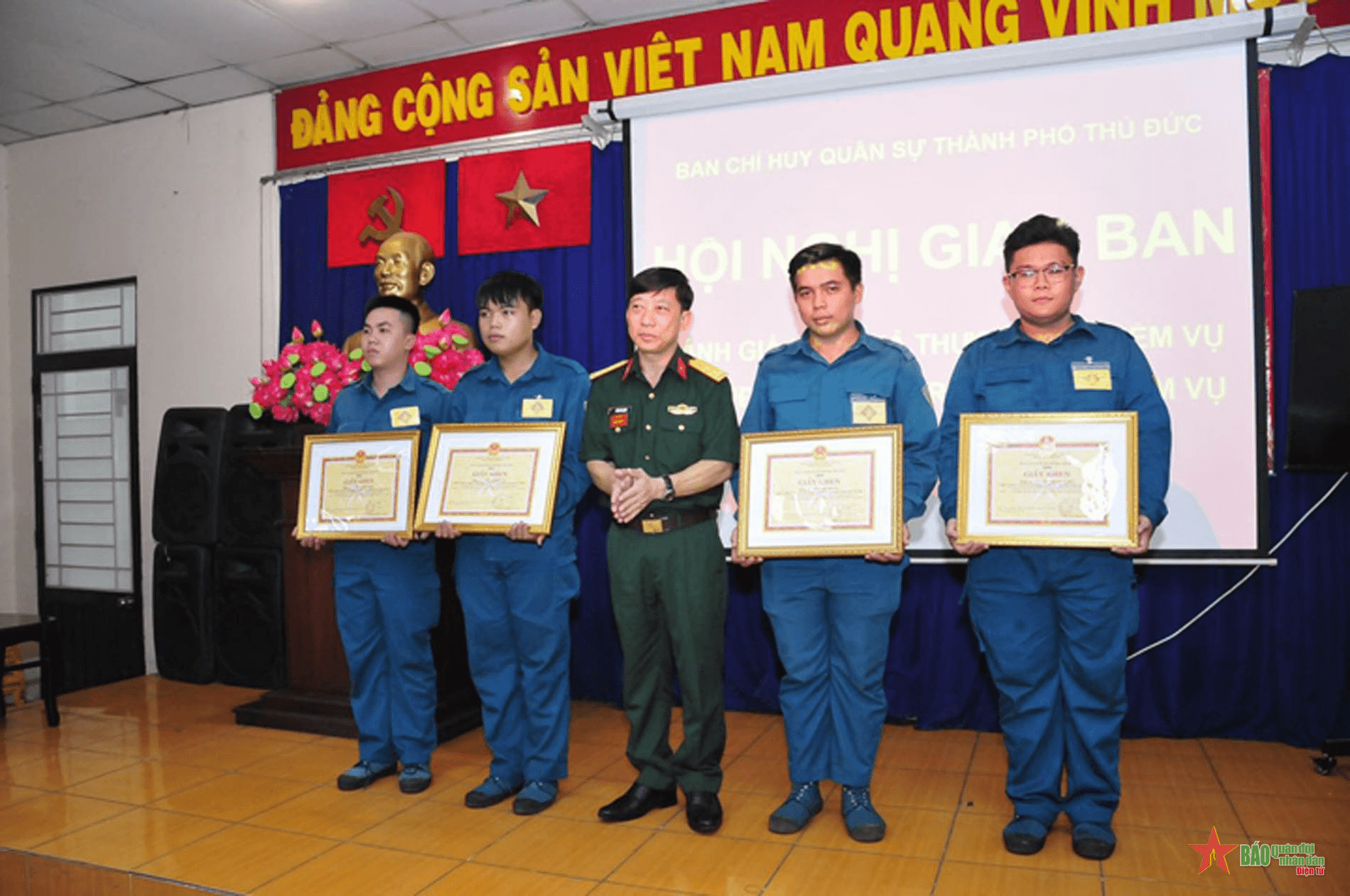Khen thưởng 4 chiến sĩ dân quân dũng cảm trấn áp tội phạm
