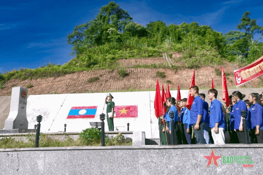 Đoàn viên thanh niên hai nước Việt - Lào ra quân chiến dịch thanh niên tình nguyện hè