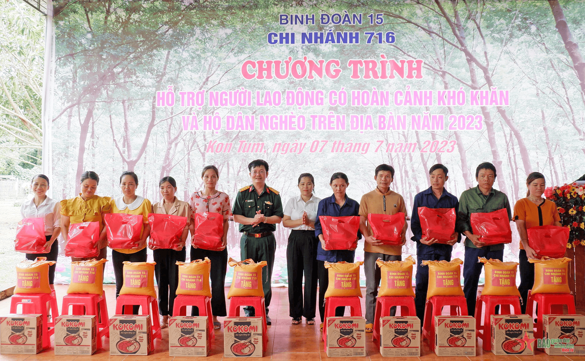 Chi nhánh 716 tặng quà cho người lao động và nhân dân huyện biên giới Ia H’Drai