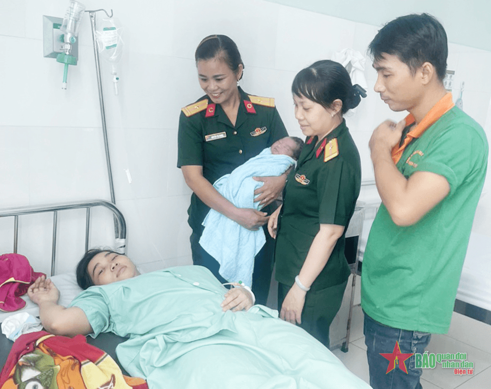 Bộ đội kịp thời giúp thai phụ sinh con an toàn