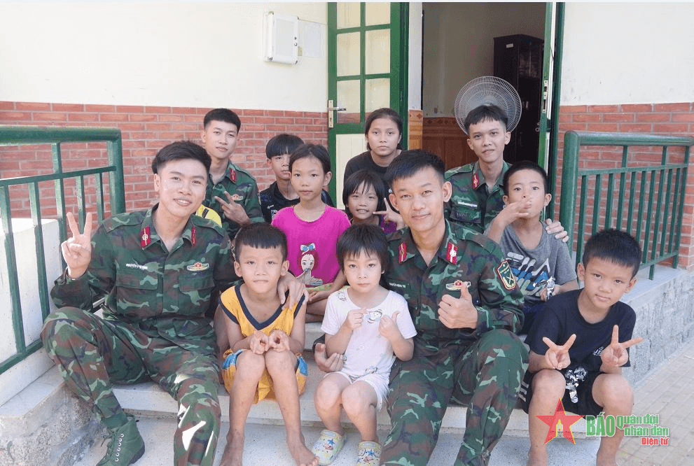 Tuổi trẻ Trường Sĩ quan Thông tin tổ chức "Ngày Chủ nhật xanh"