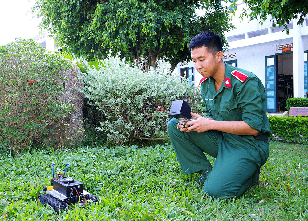 Thượng sĩ Trần Thanh Tuyền với sáng kiến mô hình Robot trinh sát đa nhiệm