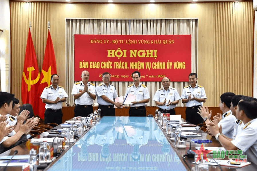 Bàn giao chức trách, nhiệm vụ Chính ủy Vùng 5 Hải quân