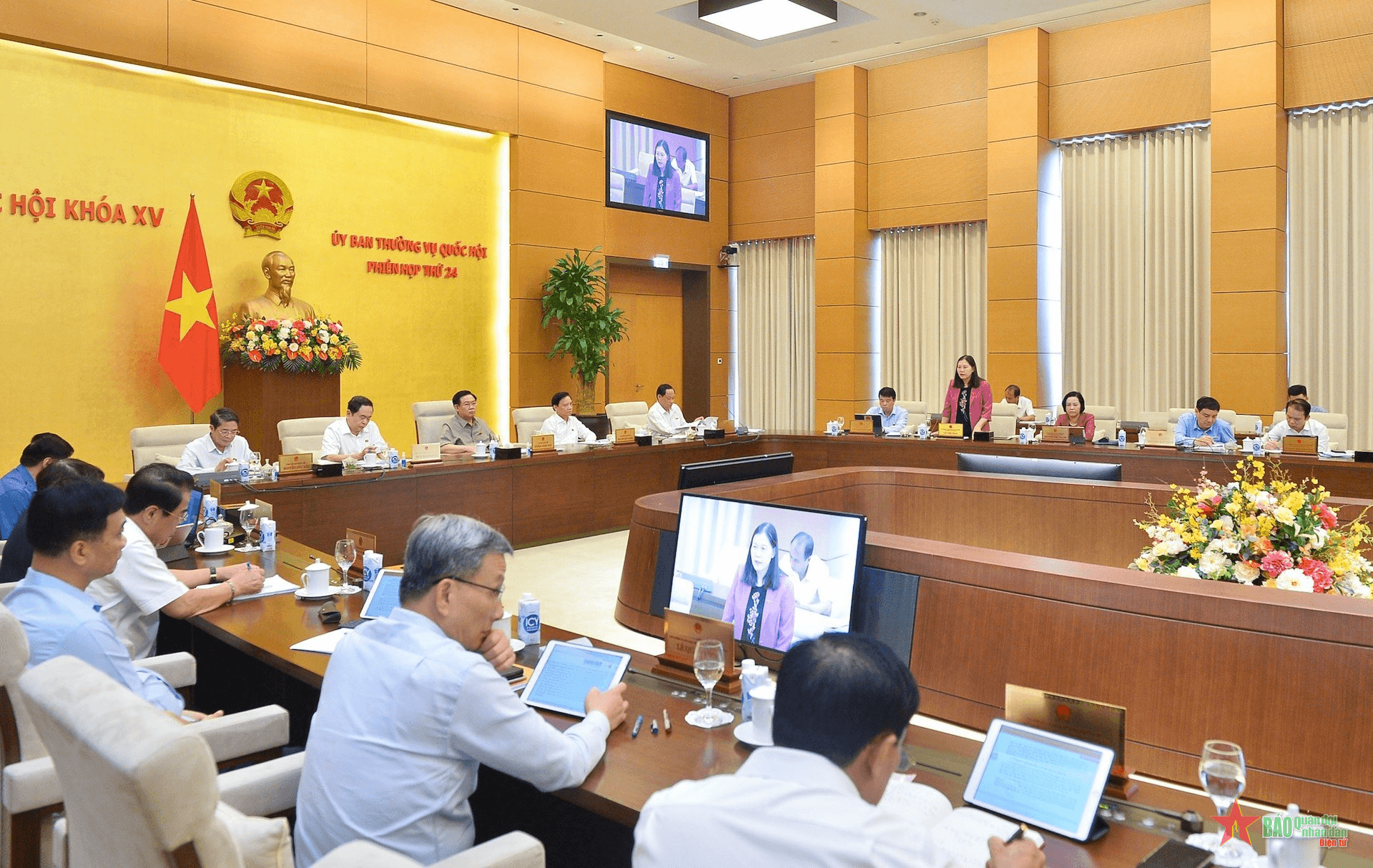 Phụ huynh xếp hàng thâu đêm để nộp hồ sơ cho con, thi vào lớp 10 khó hơn thi đại học
