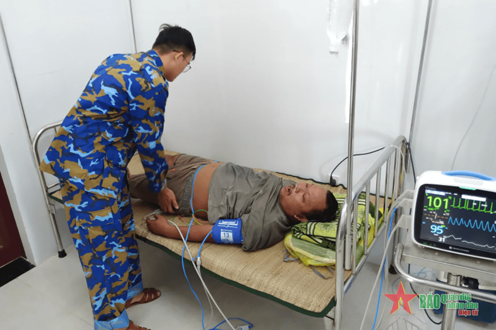 Bệnh xá quân y trên đảo Sinh Tồn