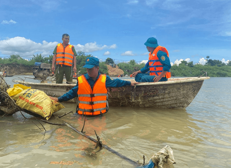 Dân quân xã Đức Xuyên tích cực tham gia tìm kiếm cứu nạn