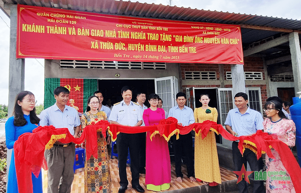 Hải đoàn 129 trao nhà tình nghĩa và tuyên truyền biển, đảo tại Bến Tre