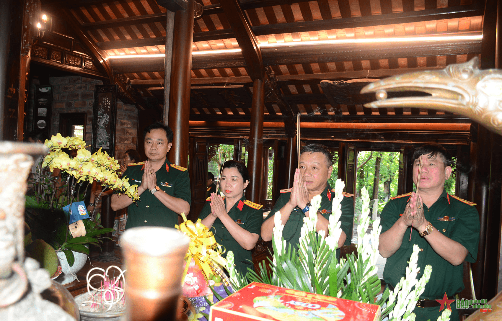 Trung tướng Lê Quang Minh và đoàn cán bộ Tổng cục Chính trị thắp hương tri ân Đại tướng Nguyễn Chí Thanh