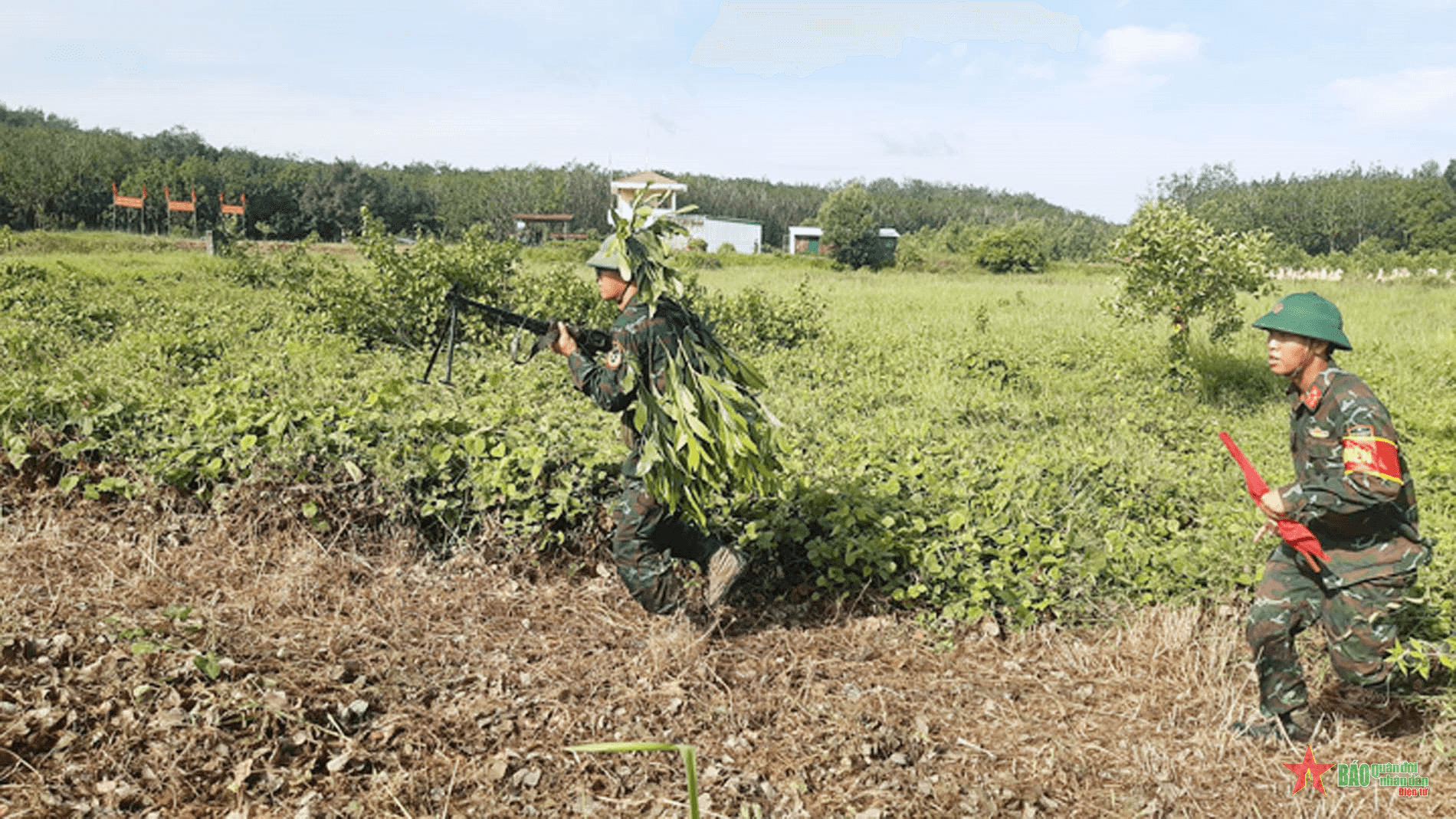 Bộ CHQS tỉnh Bình Phước diễn tập trung đội bộ binh tập kích có bắn đạn thật