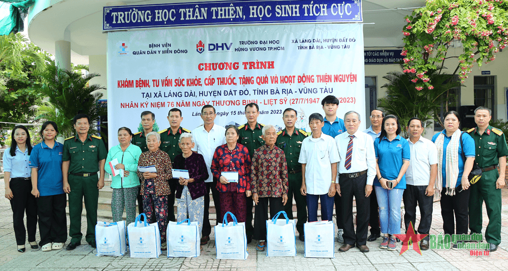 Bệnh viện Quân dân y miền Đông (Quân khu 7) khám bệnh, tặng quà cho các đối tượng chính sách