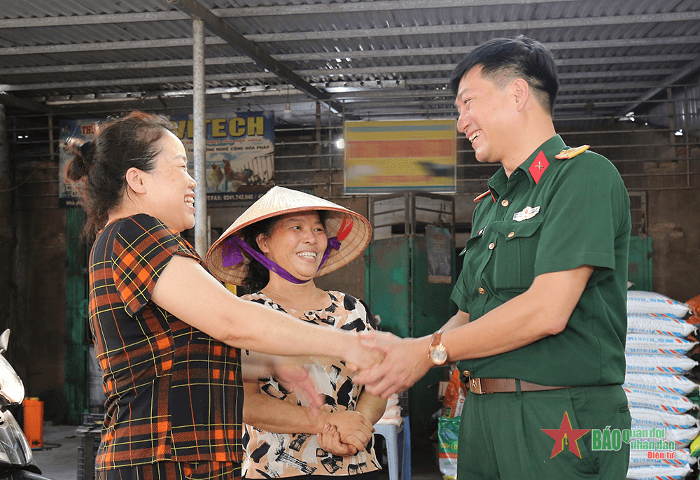 Chính ủy dũng cảm giúp dân trị "giặc lửa"